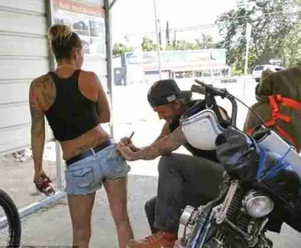 David Beckham Signs Autograph On Girl’s Buttock, Incurs Wife’s Wrath (Photo)